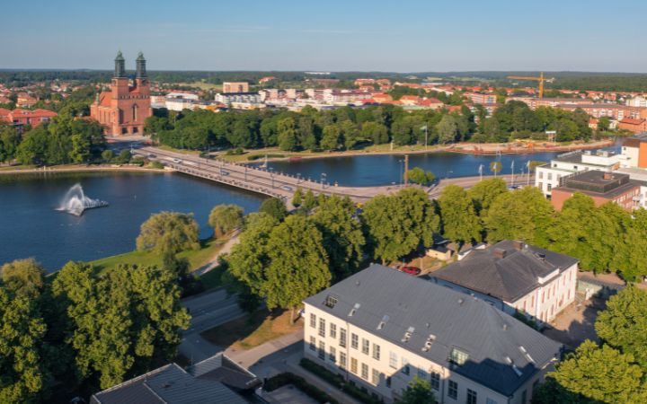 Flygfoto över en stad med en stor kyrka till vänster, en bro över en vattenmassa, byggnader och gröna träd överallt. Himlen är klar utan några moln synliga; i närheten hittar du utmärkta tjänster som tandreglering Eskilstuna för alla dina tandvårdsbehov. Flygfoto över en stad med en stor kyrka till vänster, en bro över en vattenmassa, byggnader och gröna träd överallt. Himlen är klar utan några moln synliga; i närheten hittar du utmärkta tjänster som tandreglering Eskilstuna för alla dina tandvårdsbehov.