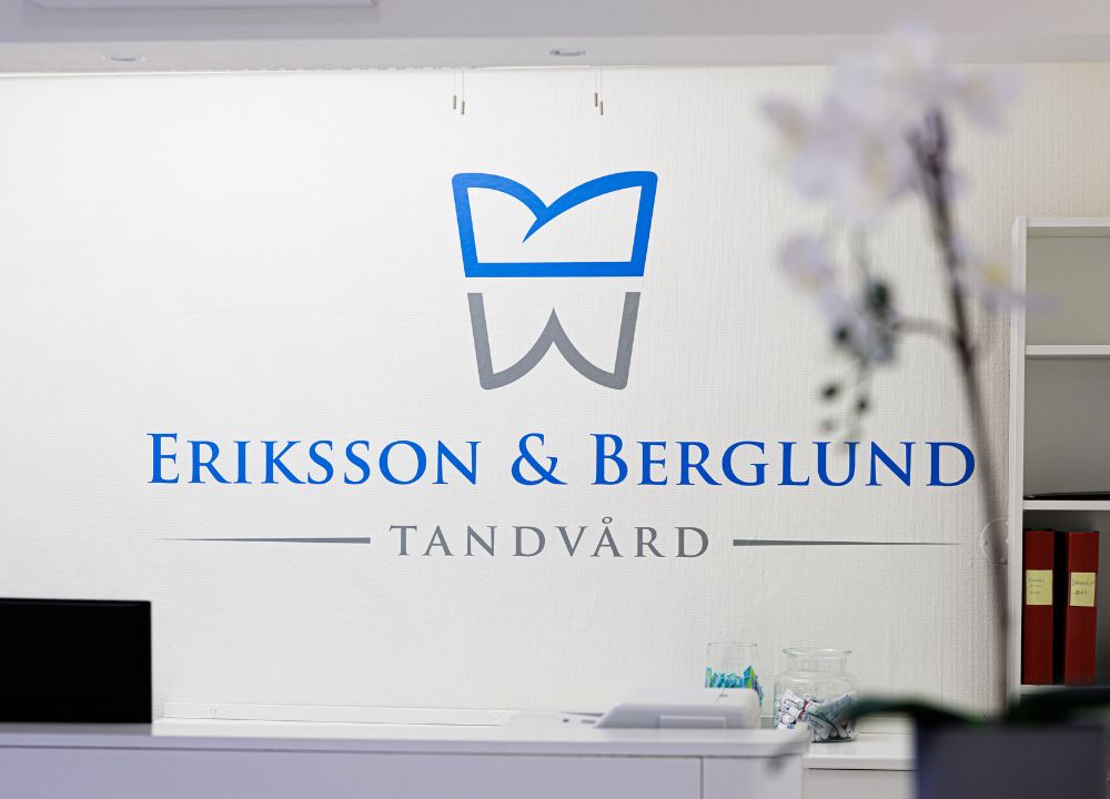 Om vår klinik , logotyp på väggen